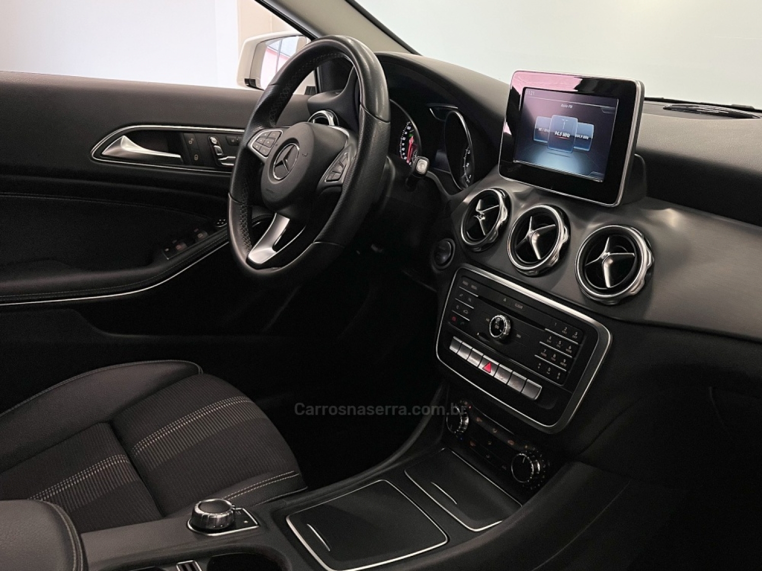 MERCEDES-BENZ - GLA 200 - 2018/2018 - Branca - R$ 129.990,00