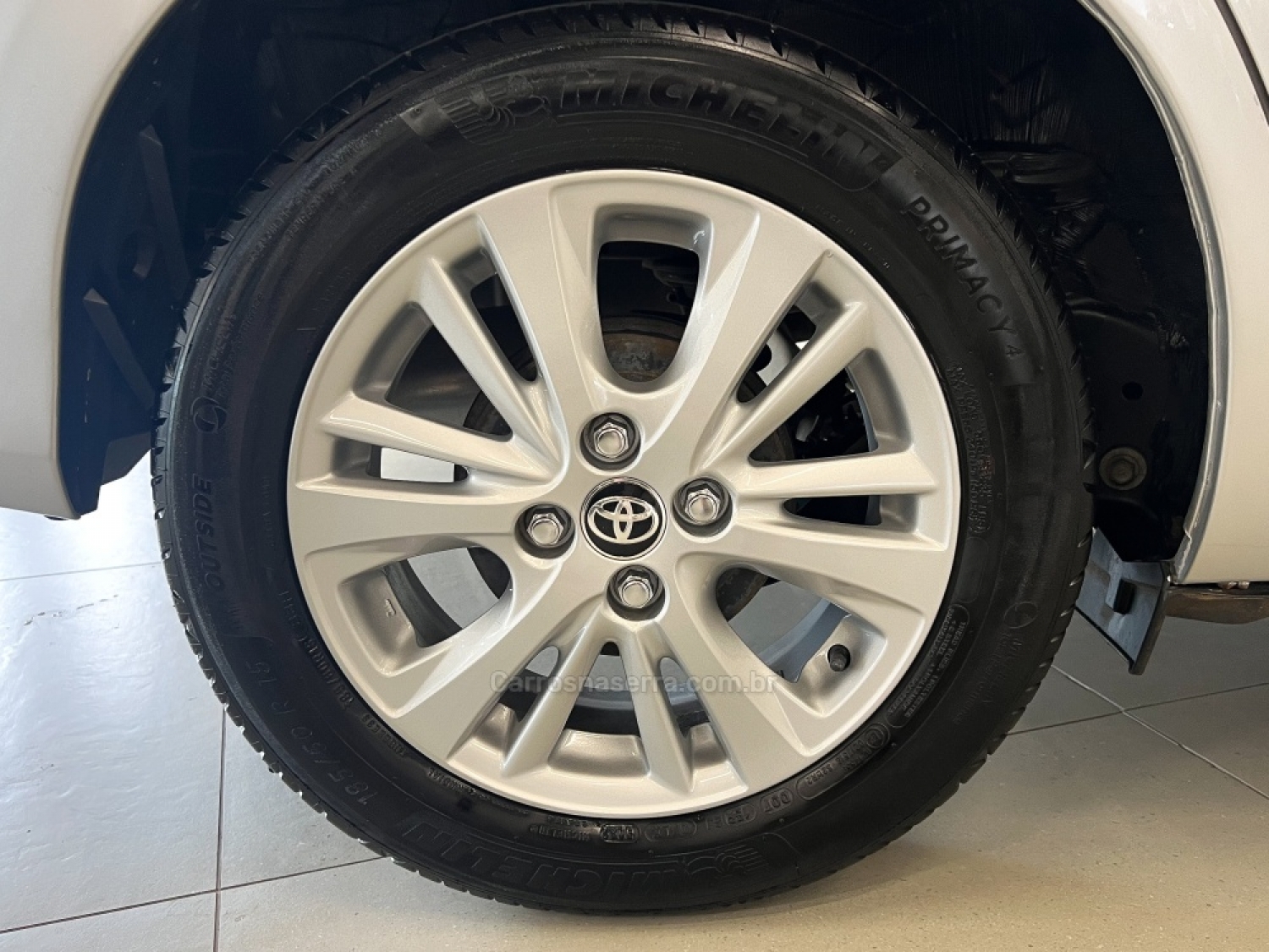 TOYOTA - YARIS - 2018/2019 - Prata - R$ 83.990,00