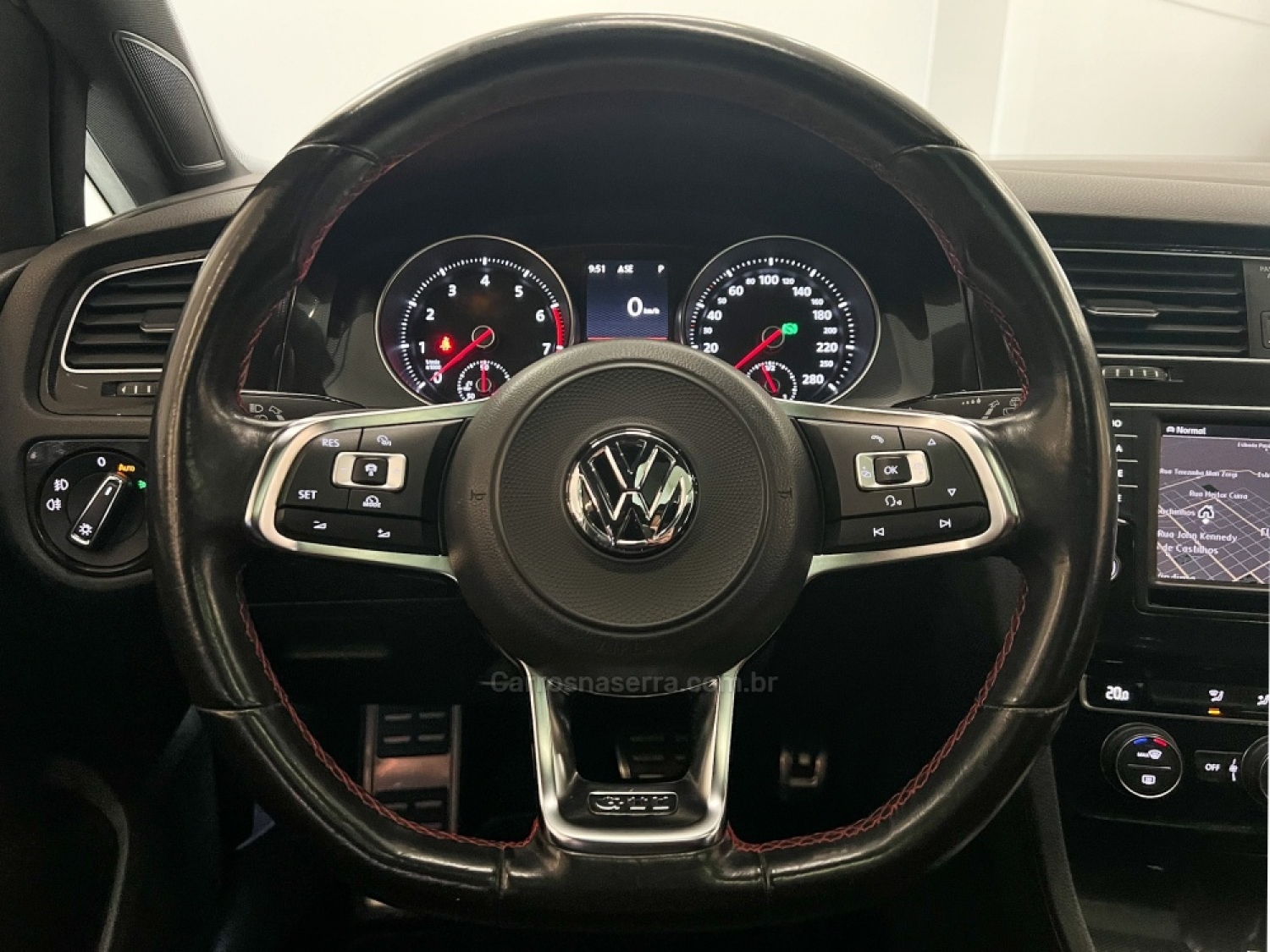 VOLKSWAGEN - GOLF - 2017/2017 - Branca - R$ 179.900,00