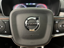 VOLVO - XC 40 - 2021/2021 - Preta - R$ 239.990,00