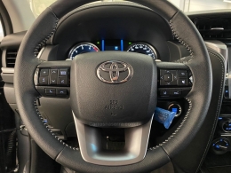 TOYOTA - HILUX SW4 - 2024/2025 - Cinza - R$ 388.900,00