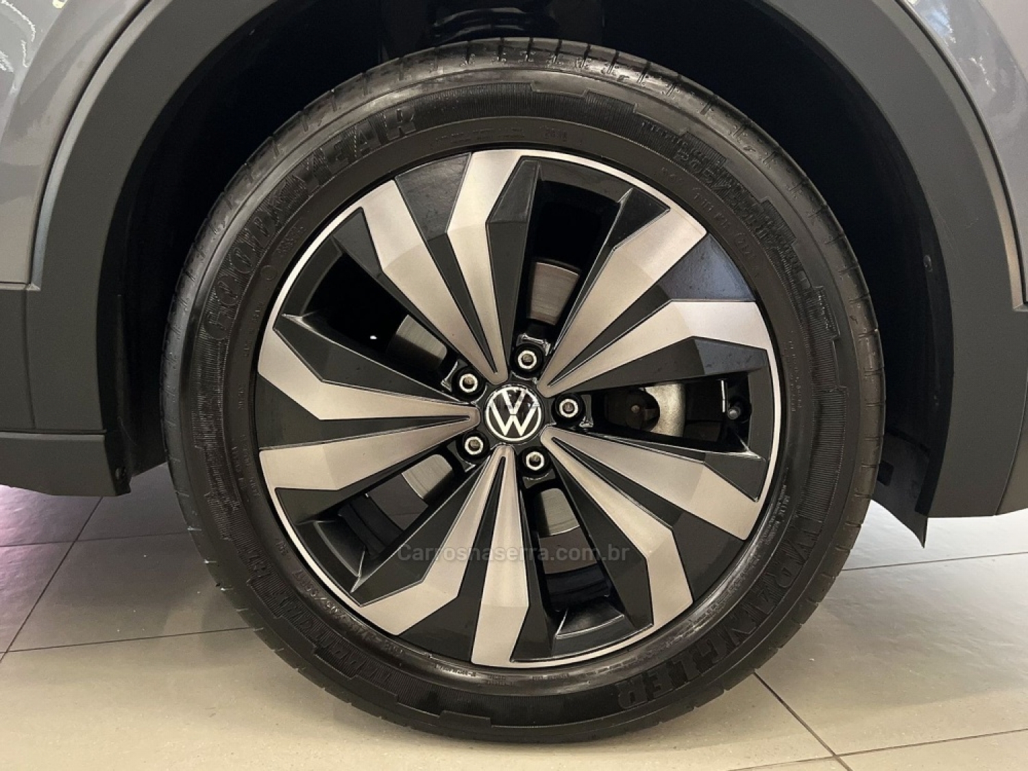 VOLKSWAGEN - T-CROSS - 2023/2024 - Cinza - R$ 129.990,00