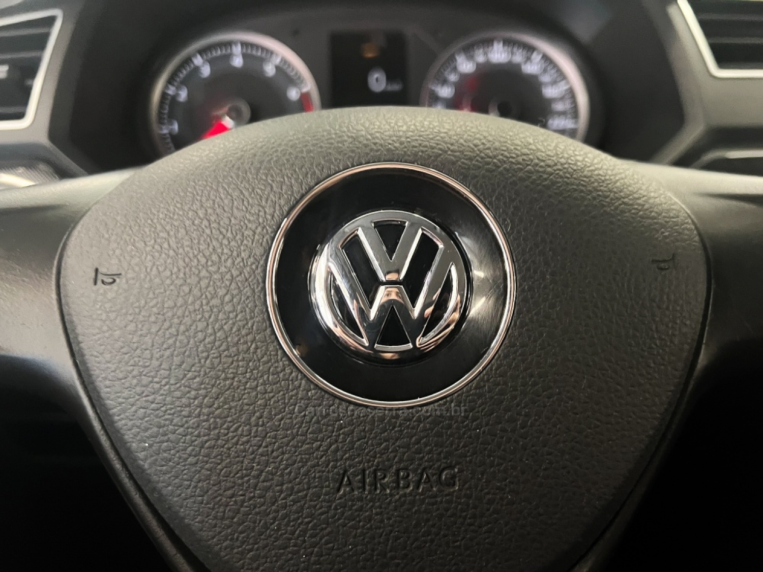 VOLKSWAGEN - SAVEIRO - 2017/2018 - Vermelha - R$ 59.990,00