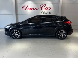 FORD - FOCUS - 2015/2016 - Preta - R$ 66.990,00