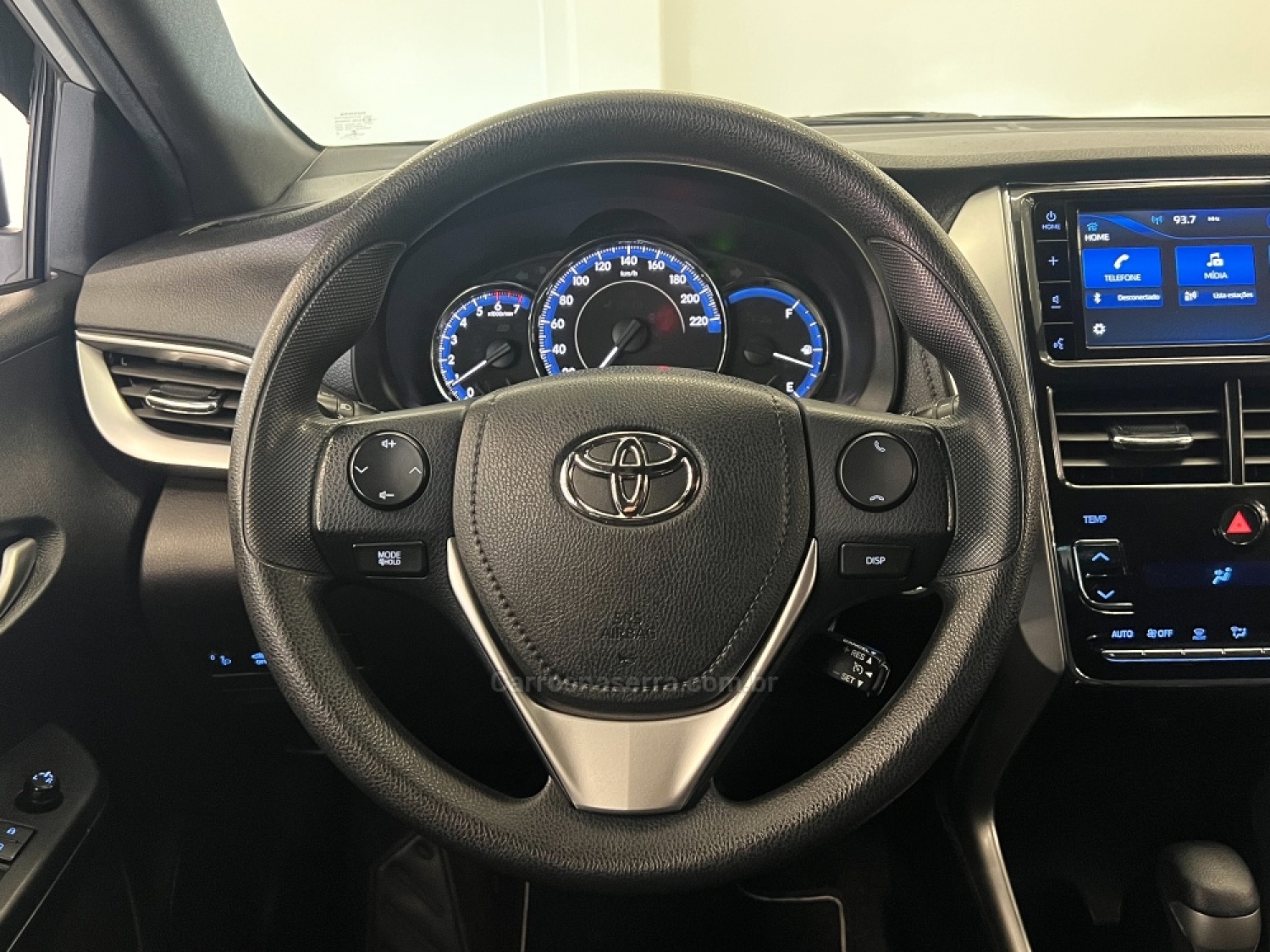 TOYOTA - YARIS - 2018/2019 - Prata - R$ 81.990,00