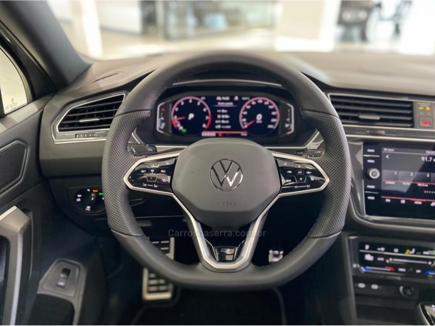 VOLKSWAGEN - TIGUAN - 2023/2024 - Prata - R$ 288.990,00