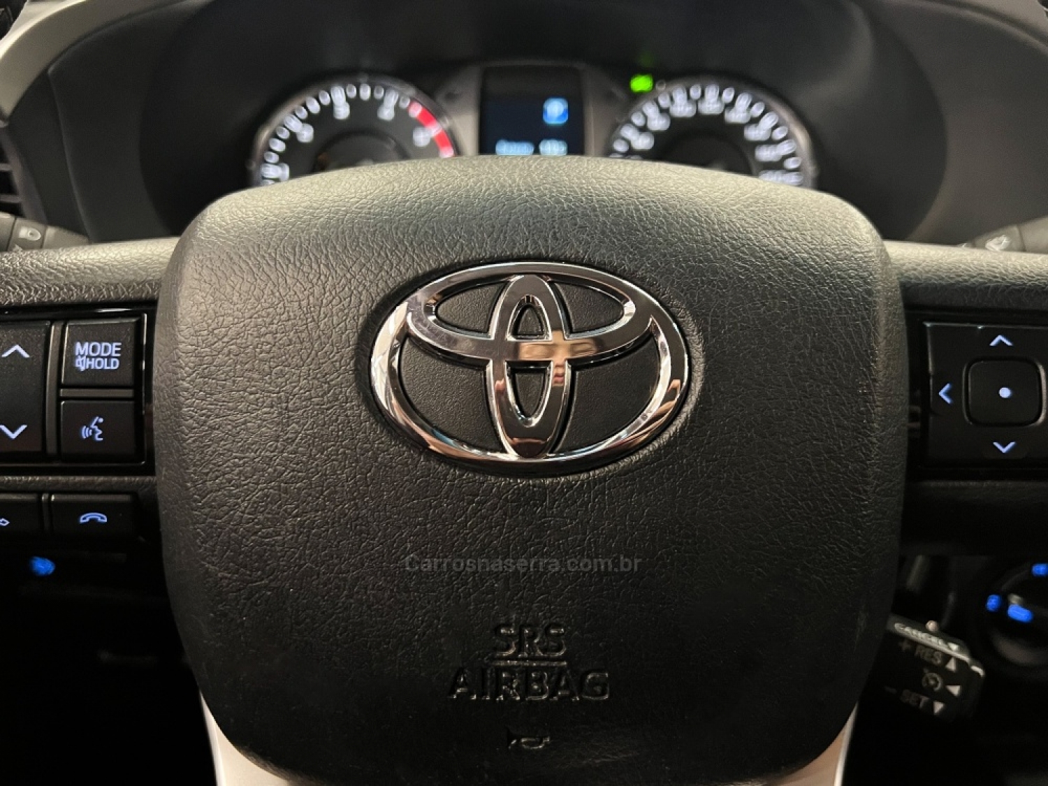 TOYOTA - HILUX - 2022/2022 - Branca - R$ 209.990,00