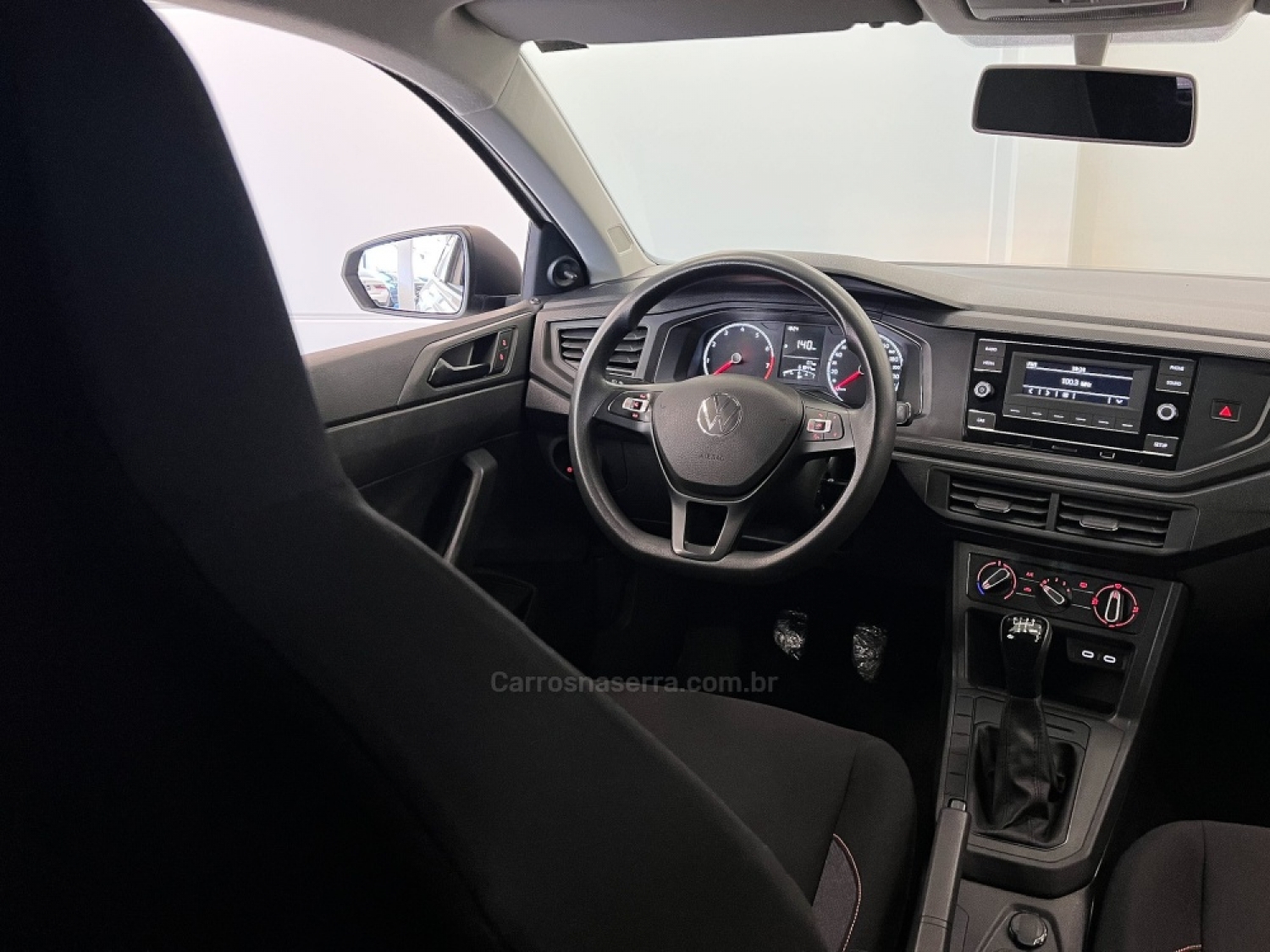 VOLKSWAGEN - POLO - 2023/2023 - Branca - R$ 75.900,00