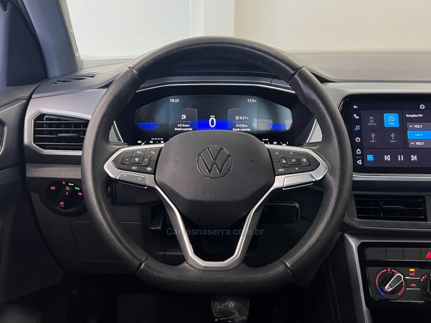 VOLKSWAGEN - T-CROSS - 2023/2024 - Cinza - R$ 129.990,00