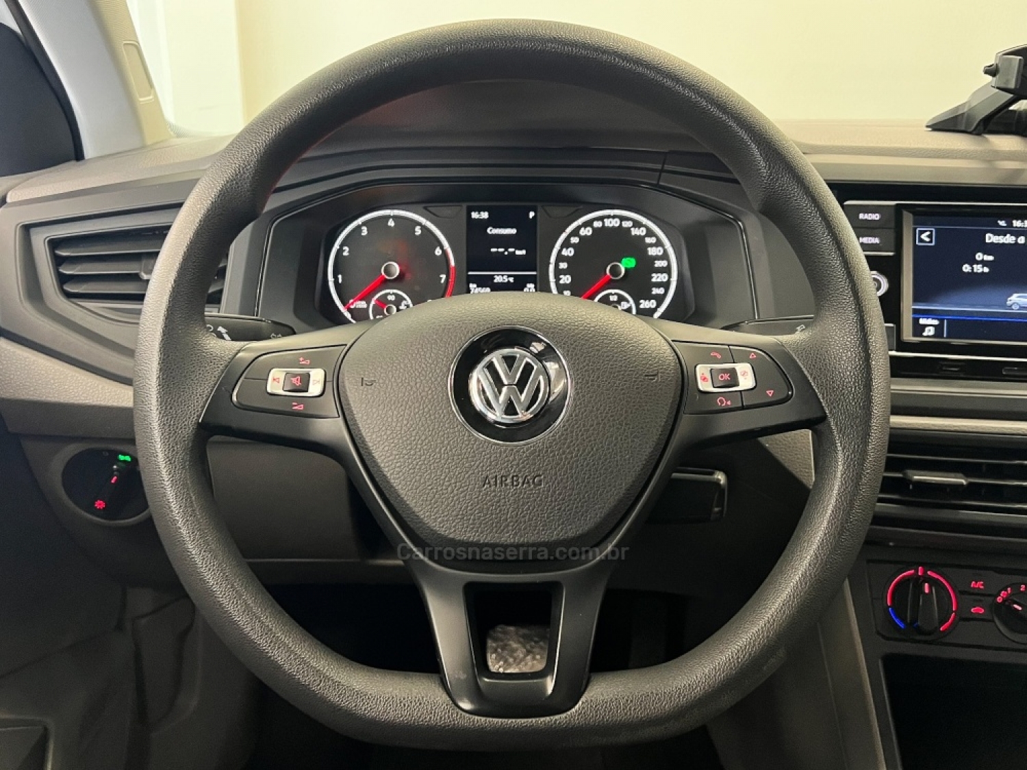 VOLKSWAGEN - POLO - 2018/2019 - Branca - R$ 79.900,00