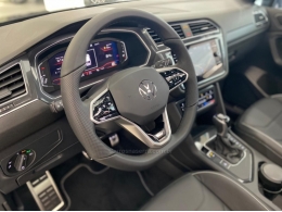 VOLKSWAGEN - TIGUAN - 2023/2024 - Preta - R$ 288.990,00