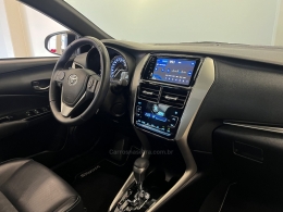 TOYOTA - YARIS - 2020/2021 - Branca - R$ 99.990,00