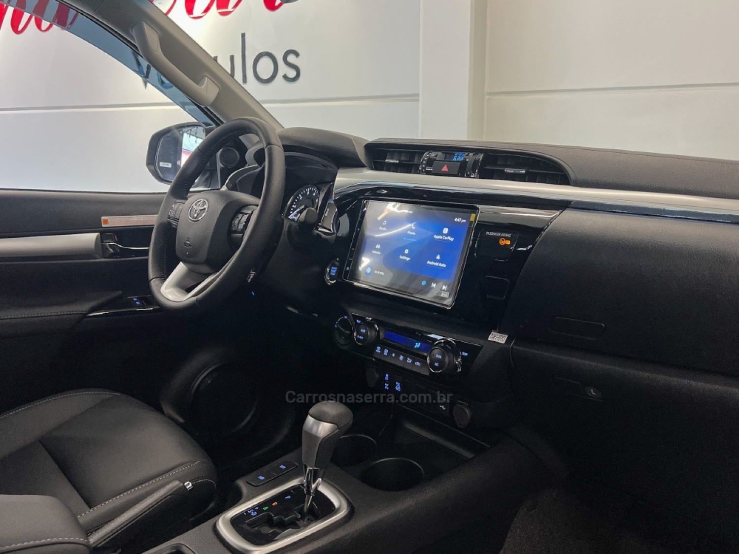 TOYOTA - HILUX - 2025/2025 - Prata - R$ 289.900,00