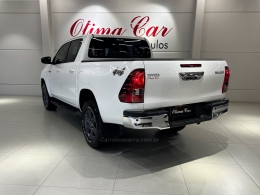 TOYOTA - HILUX - 2022/2022 - Branca - R$ 209.990,00