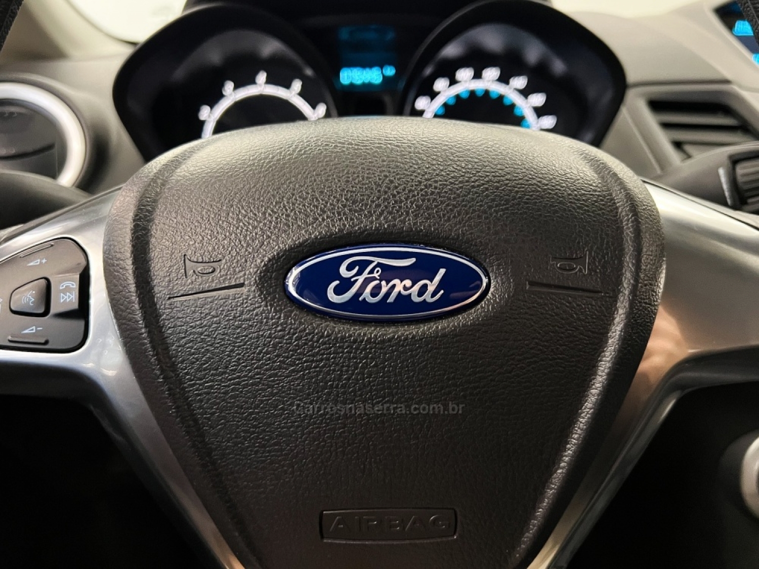 FORD - FIESTA - 2016/2016 - Prata - R$ 59.990,00