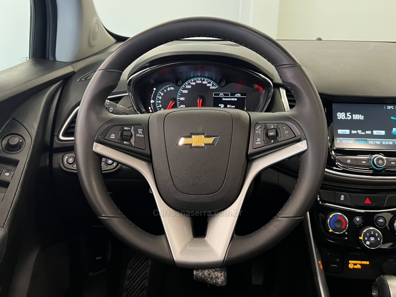 CHEVROLET - TRACKER - 2018/2018 - Prata - R$ 97.990,00