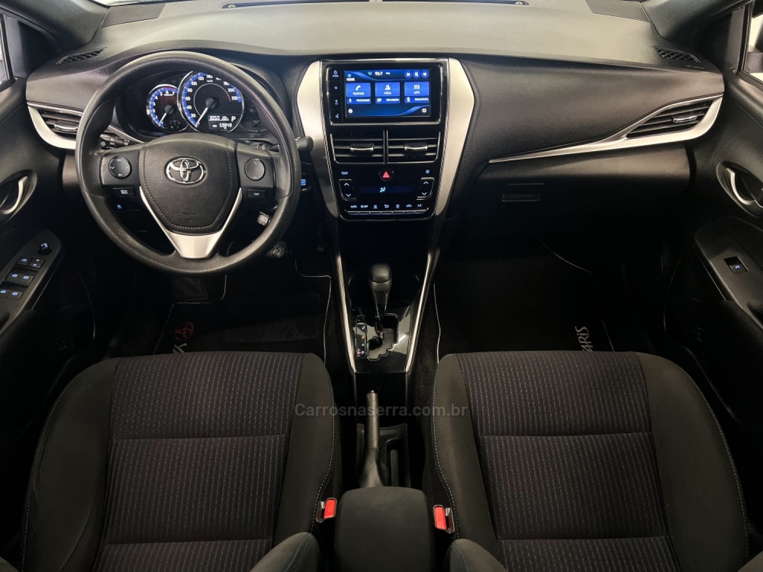 TOYOTA - YARIS - 2018/2019 - Prata - R$ 83.990,00