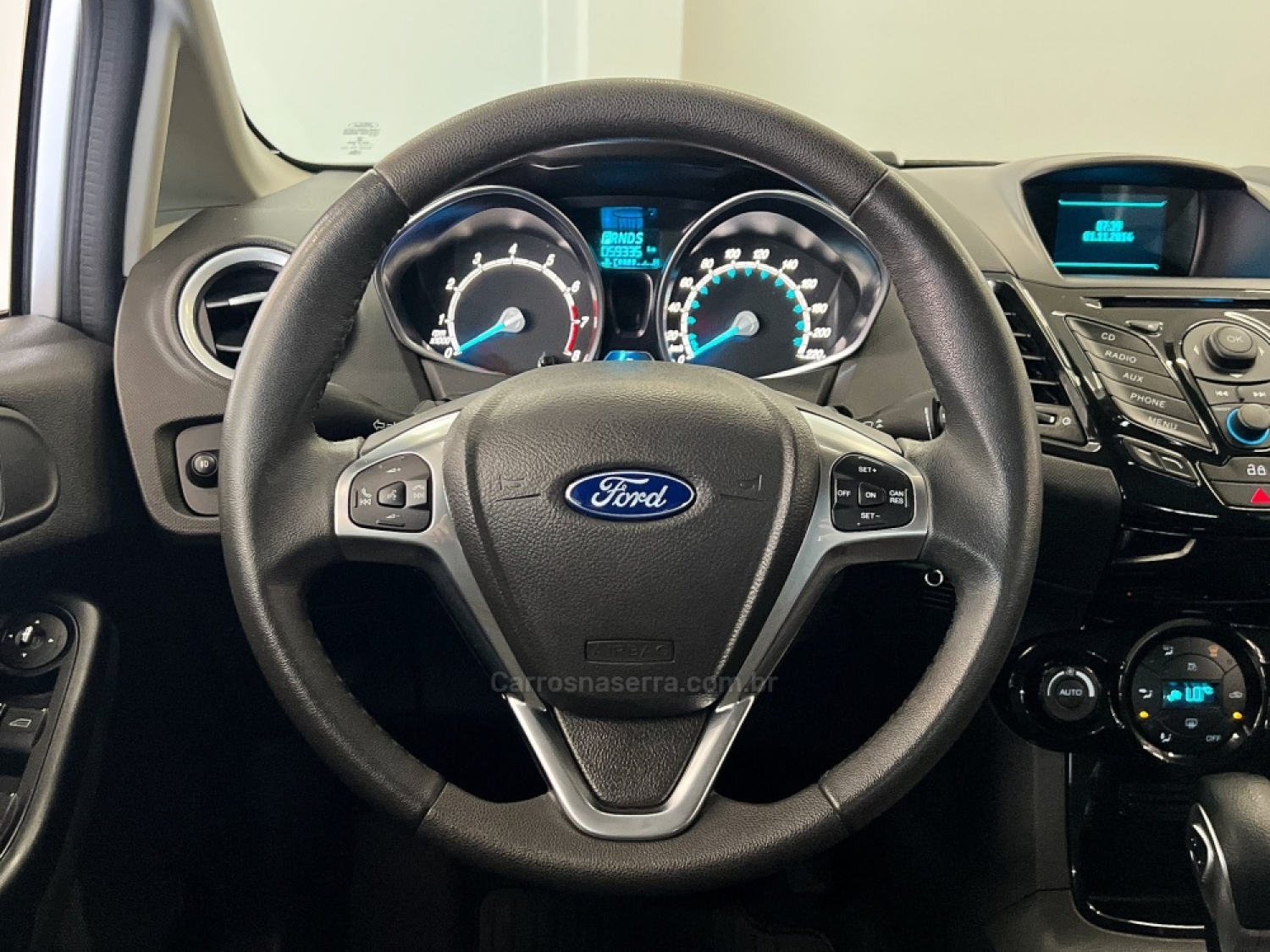 FORD - FIESTA - 2015/2015 - Prata - R$ 56.990,00