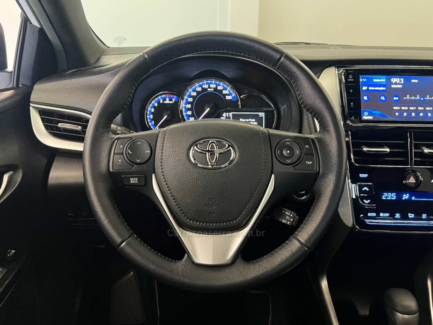 TOYOTA - YARIS - 2020/2021 - Branca - R$ 99.990,00