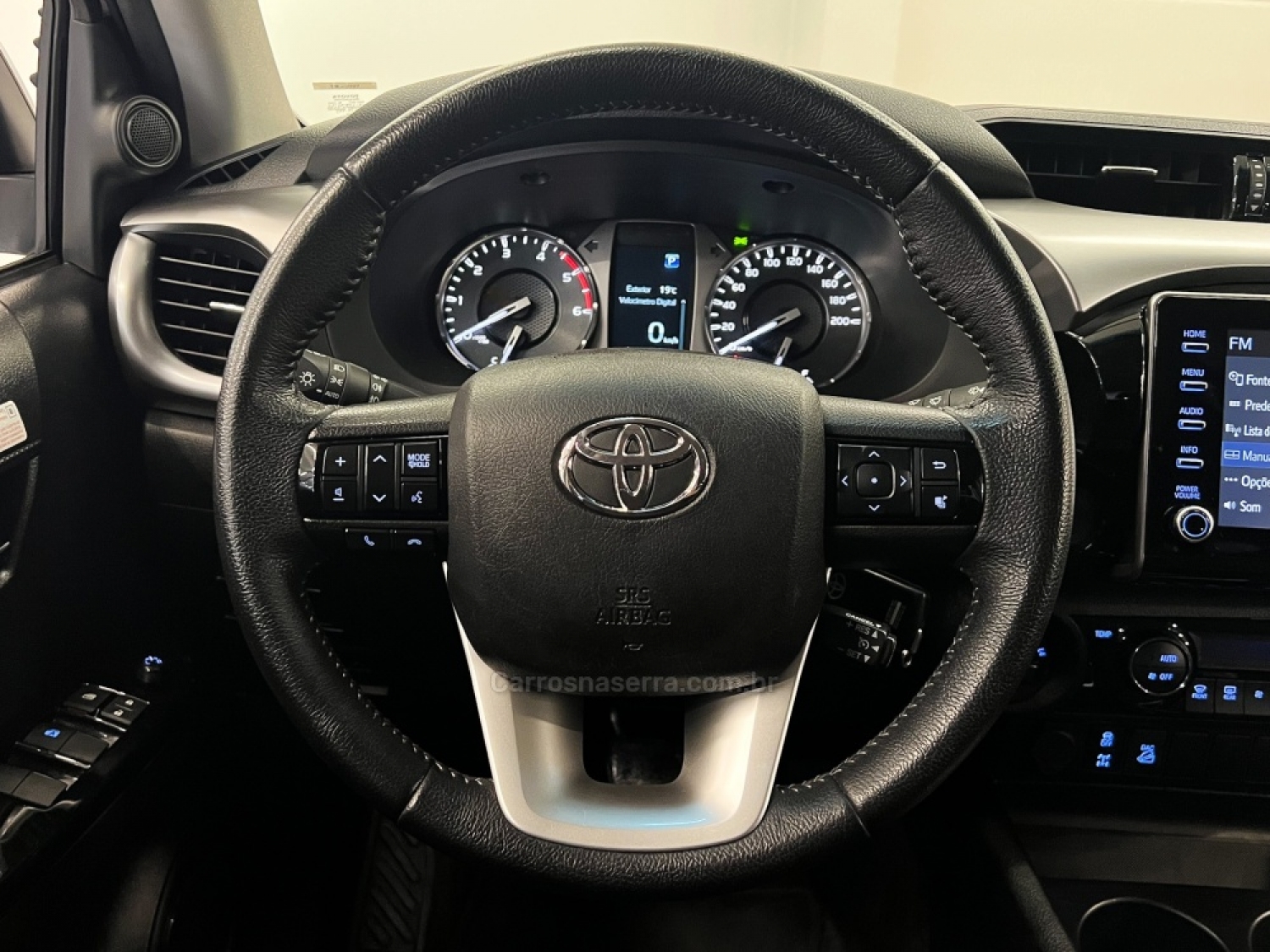 TOYOTA - HILUX - 2022/2022 - Branca - R$ 209.990,00