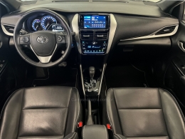 TOYOTA - YARIS - 2020/2021 - Branca - R$ 99.990,00