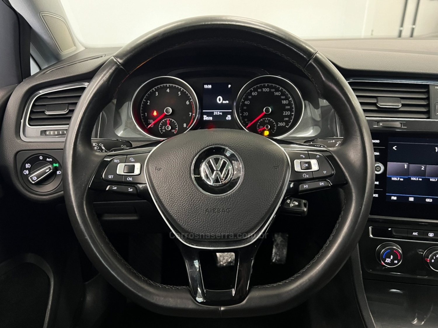 VOLKSWAGEN - GOLF - 2017/2018 - Preta - R$ 99.900,00